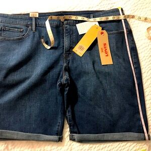 NWT Ladies Levi’s Bermuda Jean Shorts 22W